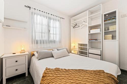 Postel nebo postele na pokoji v ubytování Home2Book Sunlit & Stylish Apt in Playa Honda
