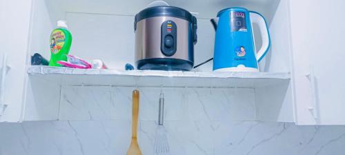 een plank met een blender en andere artikelen erop bij Avida sm sucat condotel in Manilla