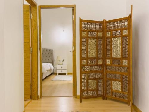 een open deur naar een kamer met een slaapkamer bij 2BR Downtown Alia Khan, Fully equipped Gem in Caïro