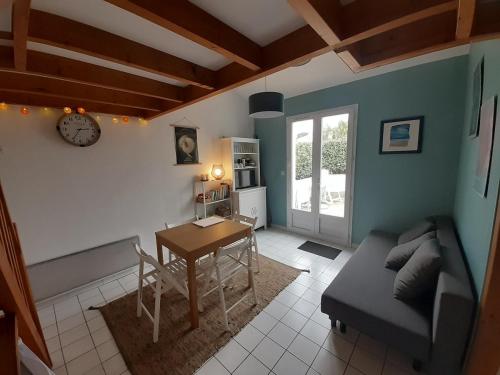 un salon avec un canapé et une table dans l'établissement Pilier6 near beach parking outdoor, à Pornic