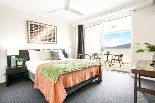 Ένα ή περισσότερα κρεβάτια σε δωμάτιο στο Cairns Central Studio 1012