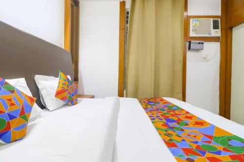 Ένα ή περισσότερα κρεβάτια σε δωμάτιο στο FabHotel Nand