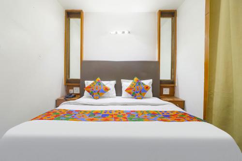 Ένα ή περισσότερα κρεβάτια σε δωμάτιο στο FabHotel Nand