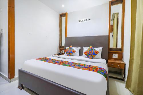 Ένα ή περισσότερα κρεβάτια σε δωμάτιο στο FabHotel Nand