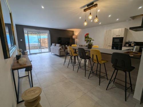 une cuisine et un salon avec une table et des chaises dans l'établissement Gîte spacieux à Sanchey près du lac, sauna, jeux, proche nature - FR-1-589-801, à Sanchey