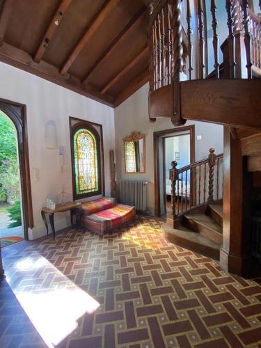 un salon avec un escalier et un canapé dans l'établissement VILLA BIARRITZ 1923 private pool, à Biarritz