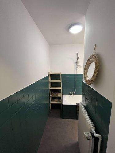 a bathroom with a sink and a mirror at Chambre Schieferberg - À l'Ancien Hôtel de Reichsfeld in Reichsfeld