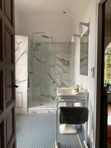 une salle de bain blanche avec un lavabo et une douche dans l'établissement VILLA BIARRITZ 1923 private pool, à Biarritz