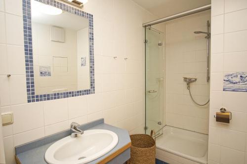 ein Badezimmer mit Waschbecken und Dusche in der Unterkunft Ferienwohnung mit traumhaftem Meerblick - Haus am Meer FeWo 03 in Lohme