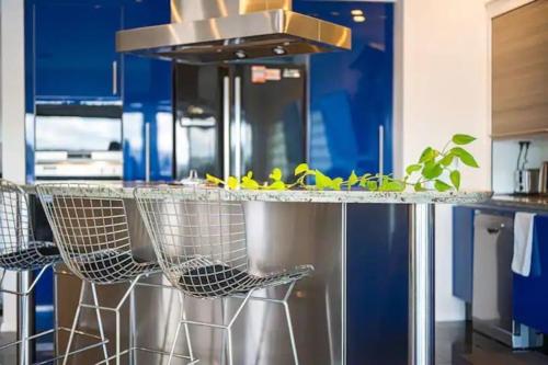 Una cocina o zona de cocina en 5BDRM Panoramic Waterfront Jetty and Pool