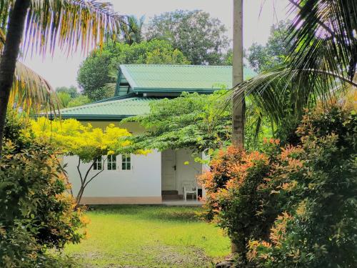 Jardín al aire libre en Serene Lush Holiday Home