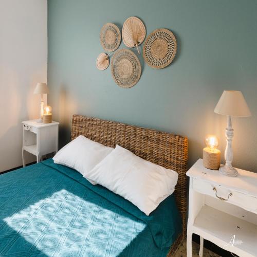 une chambre avec un lit et une table avec une lampe dans l'établissement Mini Villa, à Ghisonaccia