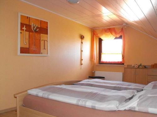 1 dormitorio con 2 camas y ventana en Ferienwohnung-Mill-Nordkirchen, en Nordkirchen