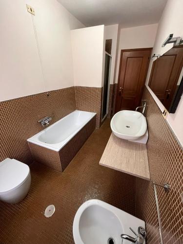 a bathroom with a tub and a toilet and a sink at Affittacamere Vetuliae Foligno in Foligno