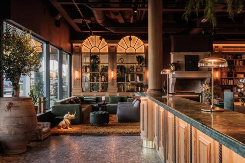 a living room with a bar and a couch at Villa Foresta in Lidingö
