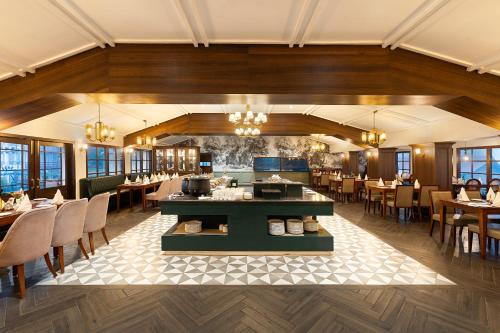 une salle à manger avec des tables et des chaises dans un restaurant dans l'établissement Koti Resort, à Shimla