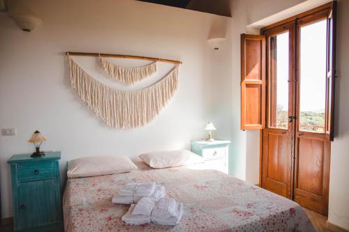 a bedroom with a bed with towels on it at Case vacanze Torrerusso in Casa Pupo