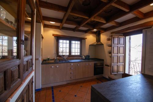 Kuchyň nebo kuchyňský kout v ubytování Cortijo Los Arbolitos, casa compartida