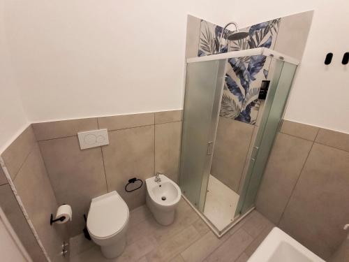 a small bathroom with a toilet and a shower at La Stazione Sabina Alloggio Turistico in Stimigliano