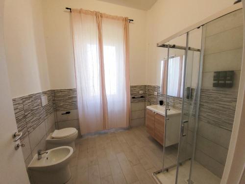 a bathroom with a toilet and a sink and a shower at La Stazione Sabina Alloggio Turistico in Stimigliano