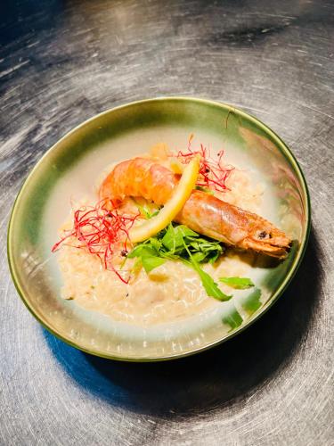 une assiette de nourriture avec des saucisses et du riz dans l'établissement Logis Hôtel Le Relais Des Remparts, à Allanche