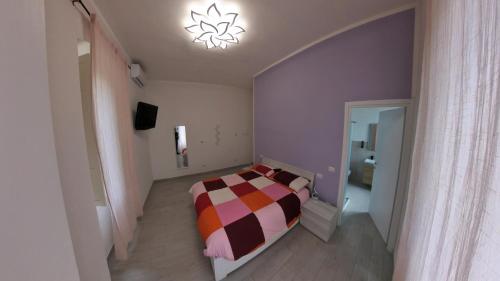 a bedroom with a bed with a colorful blanket at La Stazione Sabina Alloggio Turistico in Stimigliano