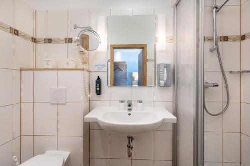 Strandhotel zur Promenade photo 51