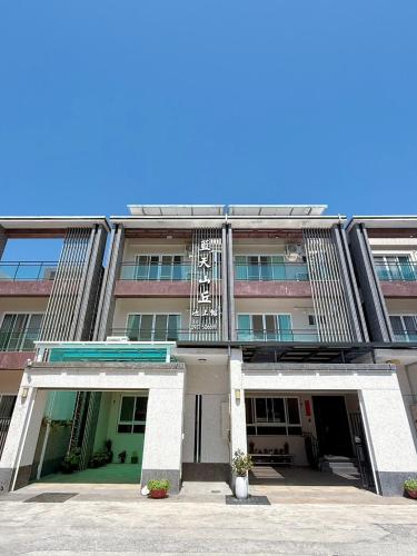 a large building with a balcony on the front at Blue Sky Hill Chishangkan B&B in Chishang