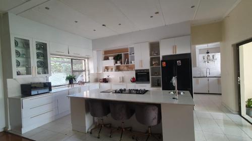 Η κουζίνα ή μικρή κουζίνα στο Makanaka Home