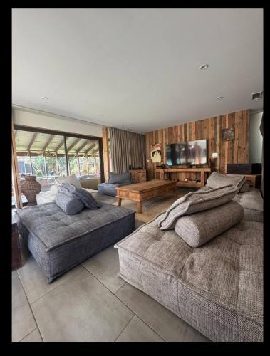 Cette grande chambre comprend 2 lits et une télévision à écran plat. dans l'établissement Villa des châteaux du Pessac leognan, à Martillac