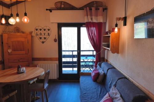 un salon avec un canapé bleu et une table dans l'établissement Cozy Apartment with Balcony Saint-Gervais, à Saint-Gervais-les-Bains