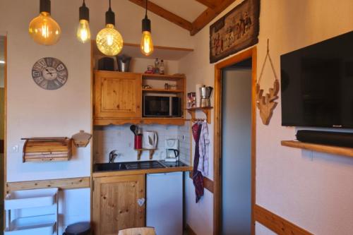 une petite cuisine avec un évier et un micro-ondes dans l'établissement Cozy Apartment with Balcony Saint-Gervais, à Saint-Gervais-les-Bains