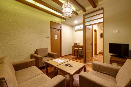 Una televisión o centro de entretenimiento en K Tree Boutique Hotel, Kolhapur