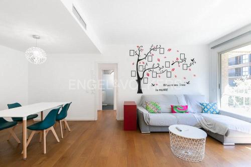 a living room with a couch and a table at HomeSweetHome Valencia in Valencia