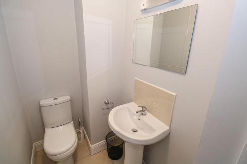 Bilik mandi di C65 Cahermore Holiday Village