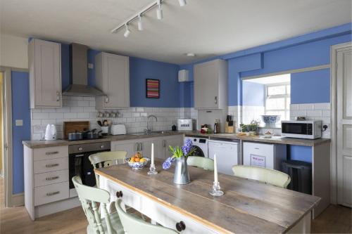 Kuchyň nebo kuchyňský kout v ubytování Churchill Cottage