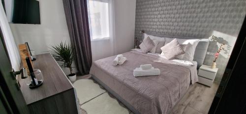 a bedroom with two towels on a bed at Noszvaj Vendégház in Noszvaj