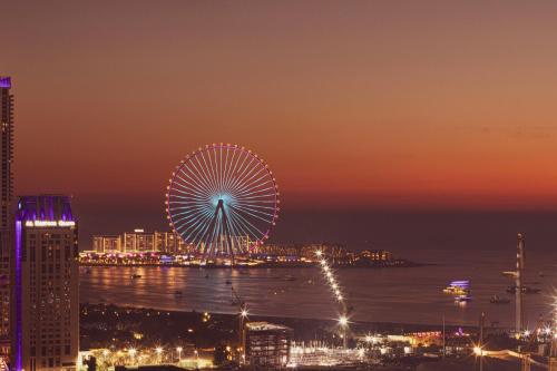 Prime Location - 2BR with Spectacular Sea View