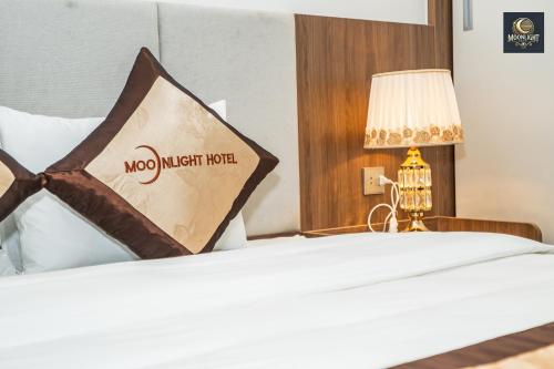 a hotel room with a bed and a lamp at Khách sạn MoonLight An Khánh Hà Nội in Vân Lũng