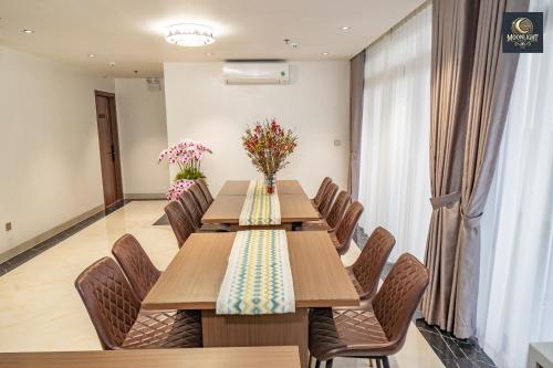 a conference room with wooden tables and chairs at Khách sạn MoonLight An Khánh Hà Nội in Vân Lũng