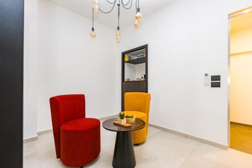 a room with two chairs and a table at Gatto Matto in Brolo