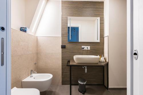 a bathroom with a sink and a toilet at Gatto Matto in Brolo