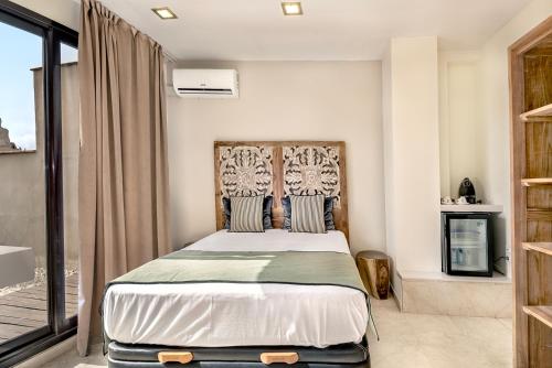 a bedroom with a bed and a window at Limonaia in Barcelona