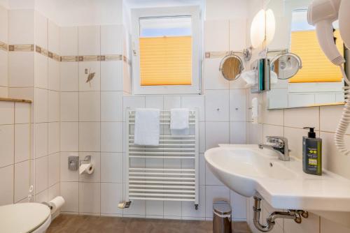 Strandhotel zur Promenade photo 78