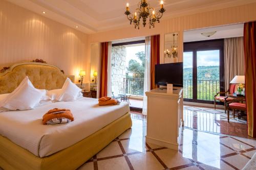 a hotel room with a bed and a television at Mercure Petriolo Siena Terme Spa Hotel in Bagni di Petriolo