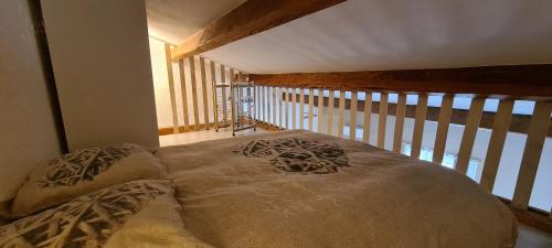 une chambre avec un lit dans le coin d'une pièce dans l'établissement Appartement Cozy avec Clim, Balcon et Parking Gratuit, à Salavas