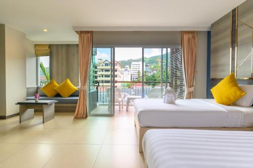 Postel nebo postele na pokoji v ubytování Andakira Hotel - SHA Extra Plus