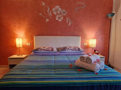 A bed or beds in a room at Appartamento Divino Tramonto