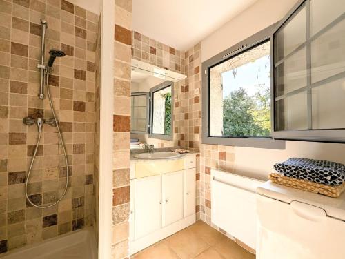 une salle de bain avec douche et lavabo dans l'établissement Maison 3 chambres, calme absolu, piscine, tennis, parking, calanques, à Roquefort-la-Bédoule