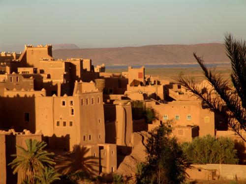 uma aldeia no meio do deserto em Dar Kamar em Uarzazate